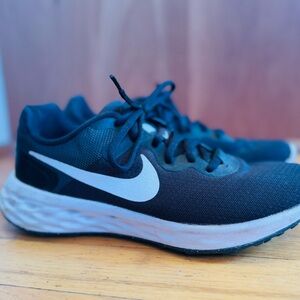 Women’s Nike Black and White Running Shoes, Size 7.5